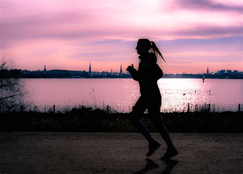 Stylish Evening Run Tips: Perfect Shoes & Playlists .